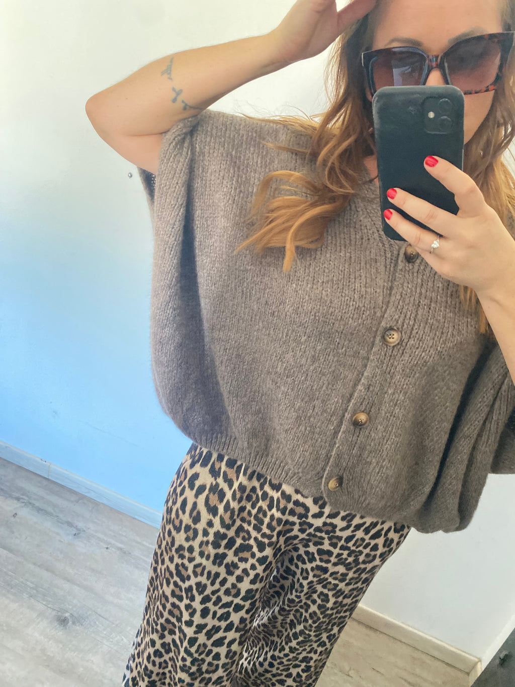 Cardigan maille taupe manches chauve-souris boutons dorés grande taille