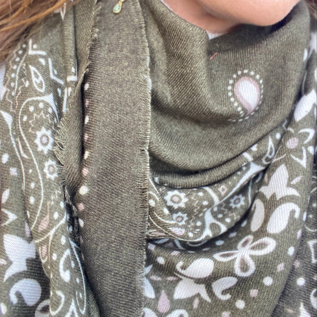 Foulard paisley kaki vert olive blanc bordures frangées