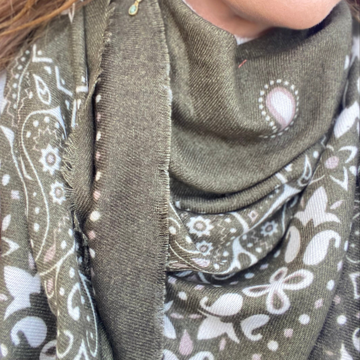 Foulard paisley kaki vert olive blanc bordures frangées